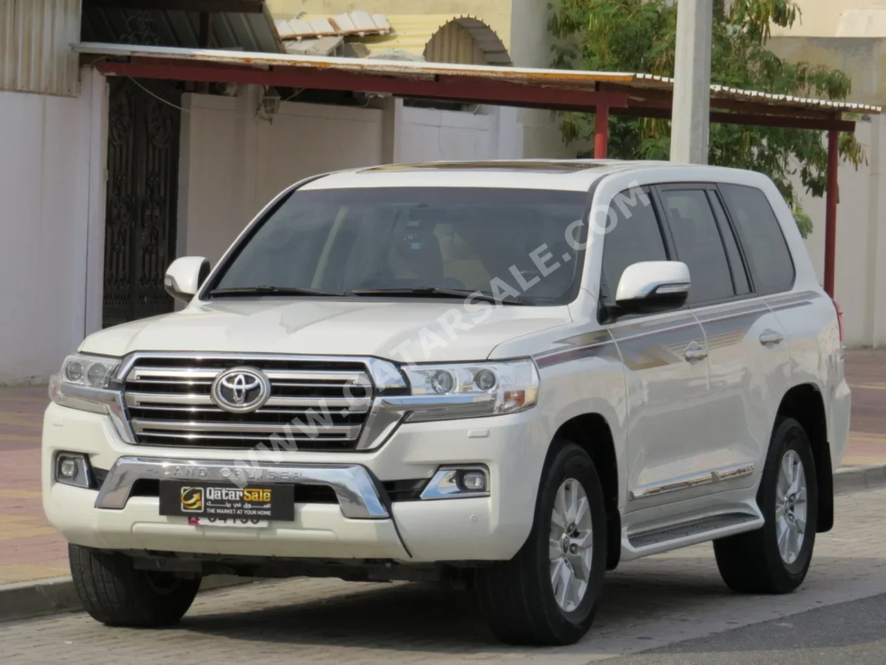 Toyota  Land Cruiser  GXR  2016  Automatic  205,000 Km  8 Cylinder  Four Wheel Drive (4WD)  SUV  White