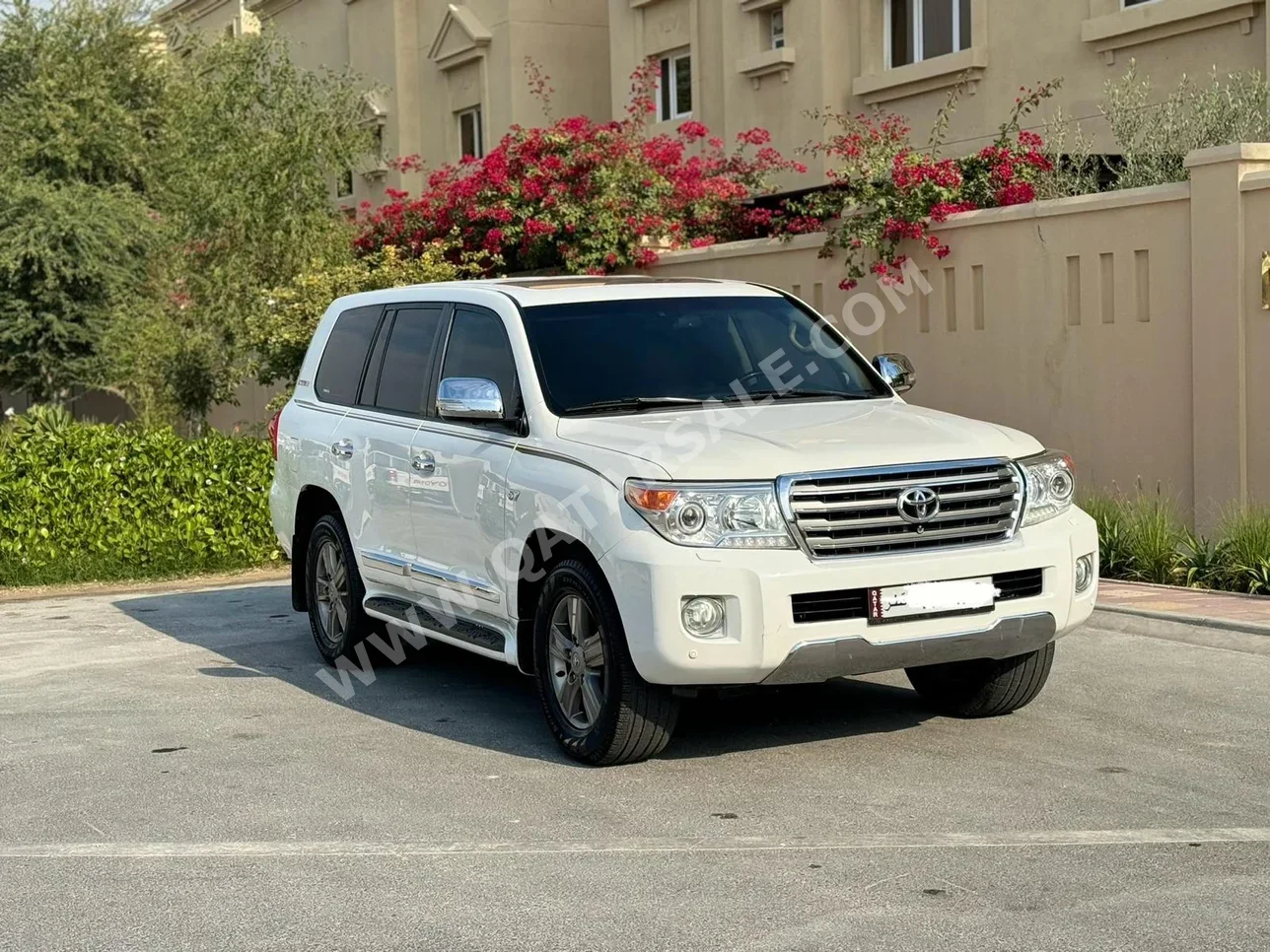 Toyota  Land Cruiser  VXR  2015  Automatic  270,000 Km  8 Cylinder  Four Wheel Drive (4WD)  SUV  White