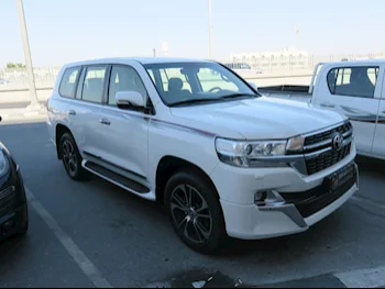 Toyota  Land Cruiser  GXR  2017  Automatic  317,000 Km  8 Cylinder  Four Wheel Drive (4WD)  SUV  White