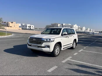 Toyota  Land Cruiser  VXR  2016  Automatic  266,000 Km  8 Cylinder  Four Wheel Drive (4WD)  SUV  White