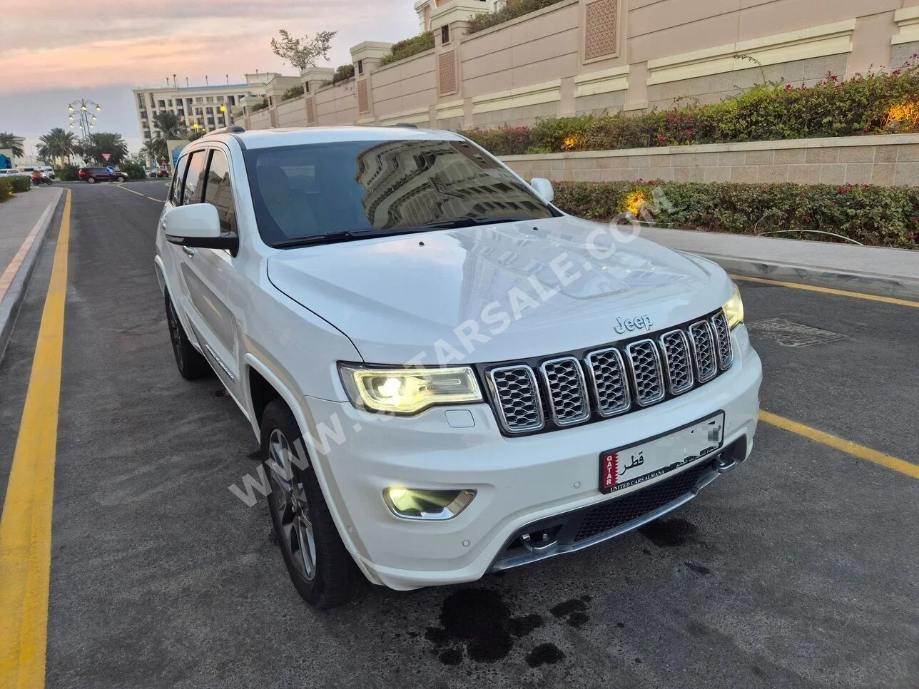 Jeep  Grand Cherokee  Overland  2017  Automatic  73,500 Km  8 Cylinder  All Wheel Drive (AWD)  SUV  White