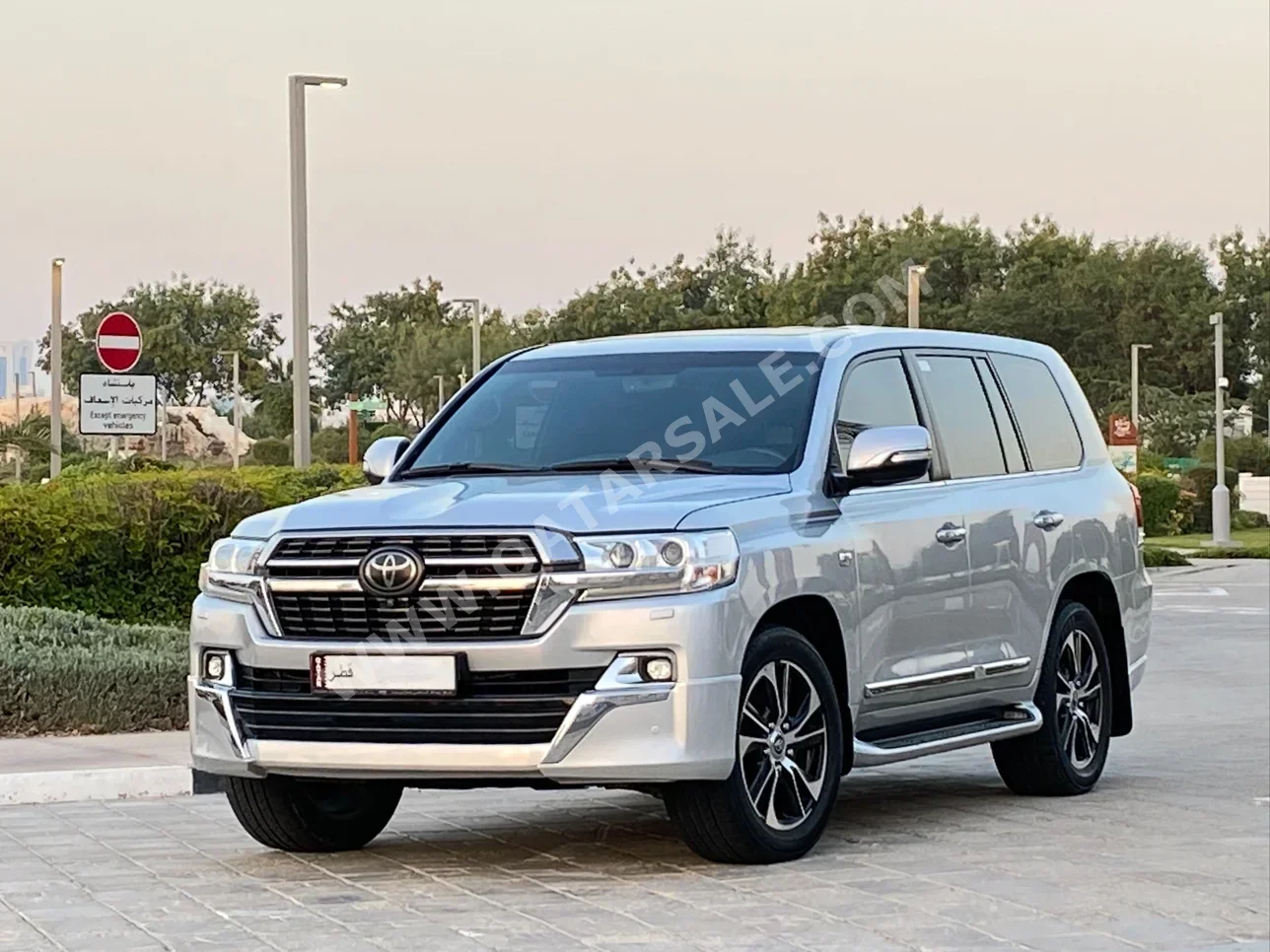 Toyota  Land Cruiser  VXR  2021  Automatic  136,000 Km  8 Cylinder  Four Wheel Drive (4WD)  SUV  Silver