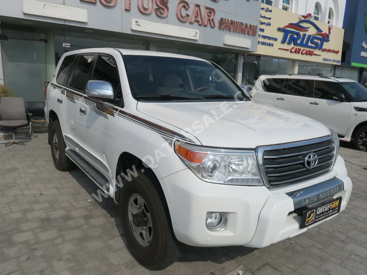 Toyota  Land Cruiser  GXR  2014  Automatic  320,000 Km  8 Cylinder  Four Wheel Drive (4WD)  SUV  White