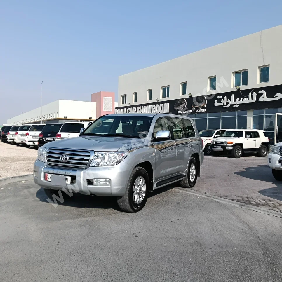 Toyota  Land Cruiser  VXR  2010  Automatic  417,000 Km  8 Cylinder  Four Wheel Drive (4WD)  SUV  Silver