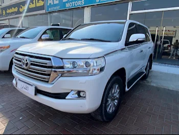  Toyota  Land Cruiser  GXR  2016  Automatic  145,000 Km  8 Cylinder  Four Wheel Drive (4WD)  SUV  White  With Warranty