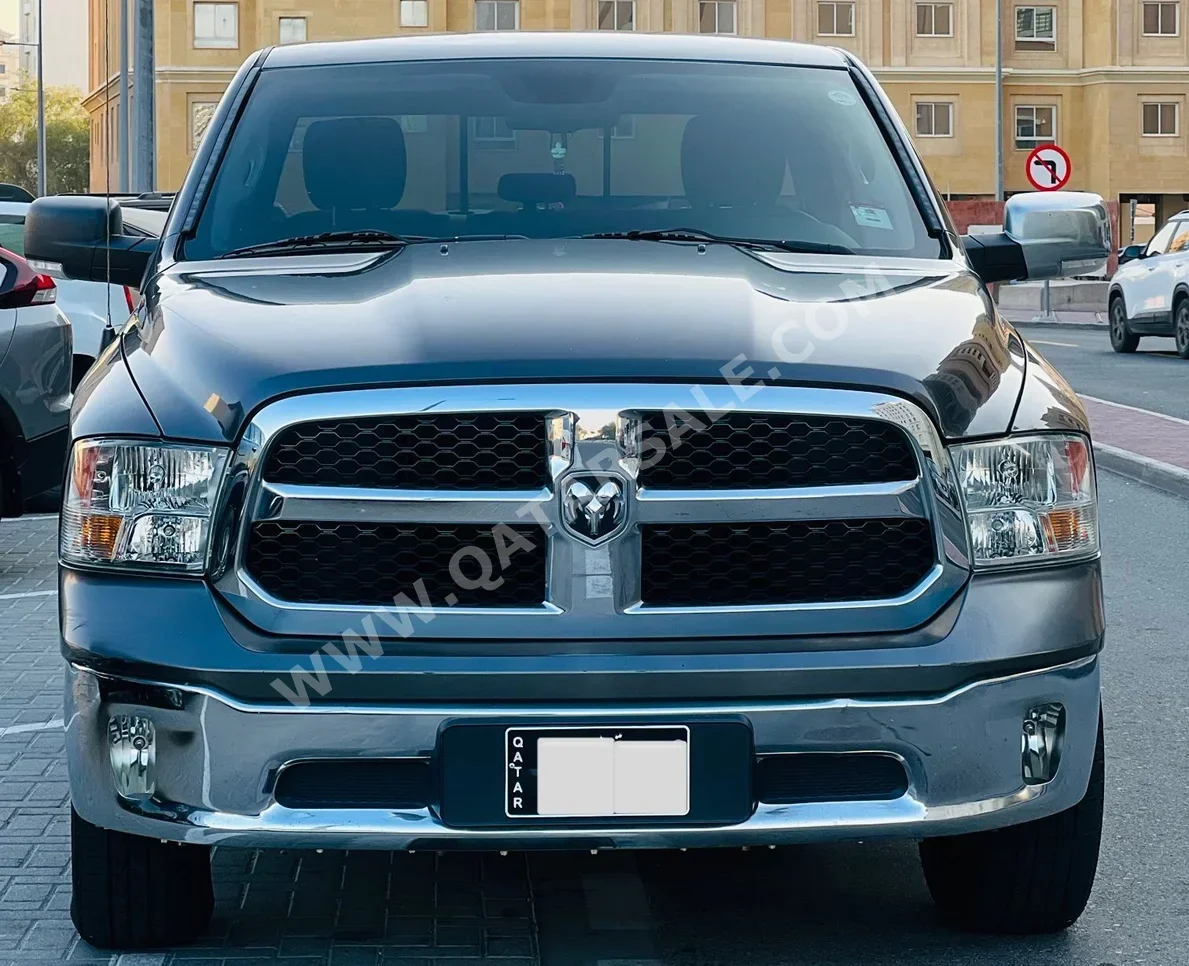 Dodge  Ram  1500  2015  Automatic  174,000 Km  8 Cylinder  Four Wheel Drive (4WD)  Pick Up  Gray