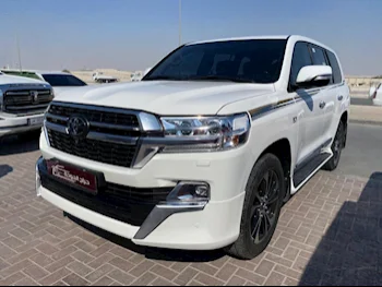 Toyota  Land Cruiser  VXR  2017  Automatic  336,000 Km  8 Cylinder  Four Wheel Drive (4WD)  SUV  White