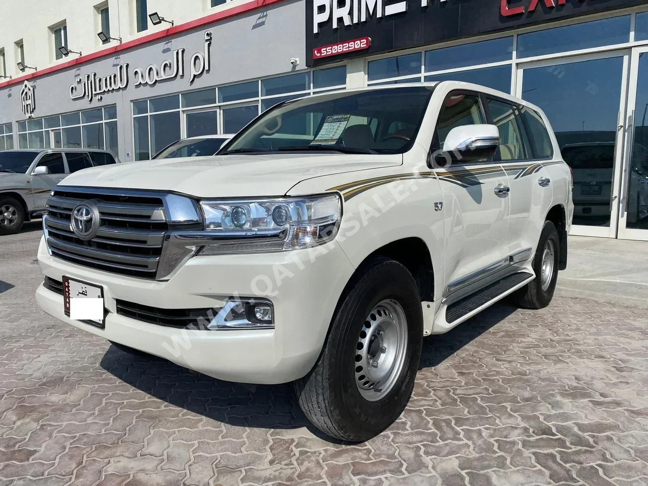 Toyota  Land Cruiser  VXR  2017  Automatic  282,956 Km  8 Cylinder  Four Wheel Drive (4WD)  SUV  White