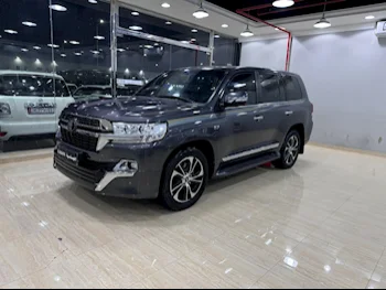 Toyota  Land Cruiser  VXR  2021  Automatic  173,000 Km  8 Cylinder  Four Wheel Drive (4WD)  SUV  Gray