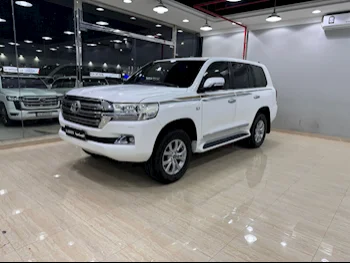 Toyota  Land Cruiser  VXR  2016  Automatic  289,000 Km  8 Cylinder  Four Wheel Drive (4WD)  SUV  White