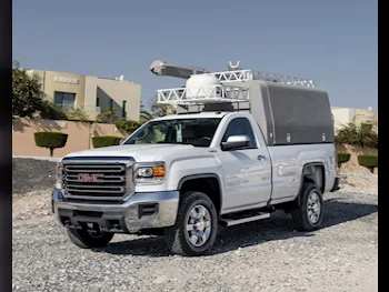 GMC  Sierra  2500 HD  2016  Automatic  54,000 Km  8 Cylinder  Four Wheel Drive (4WD)  Pick Up  White