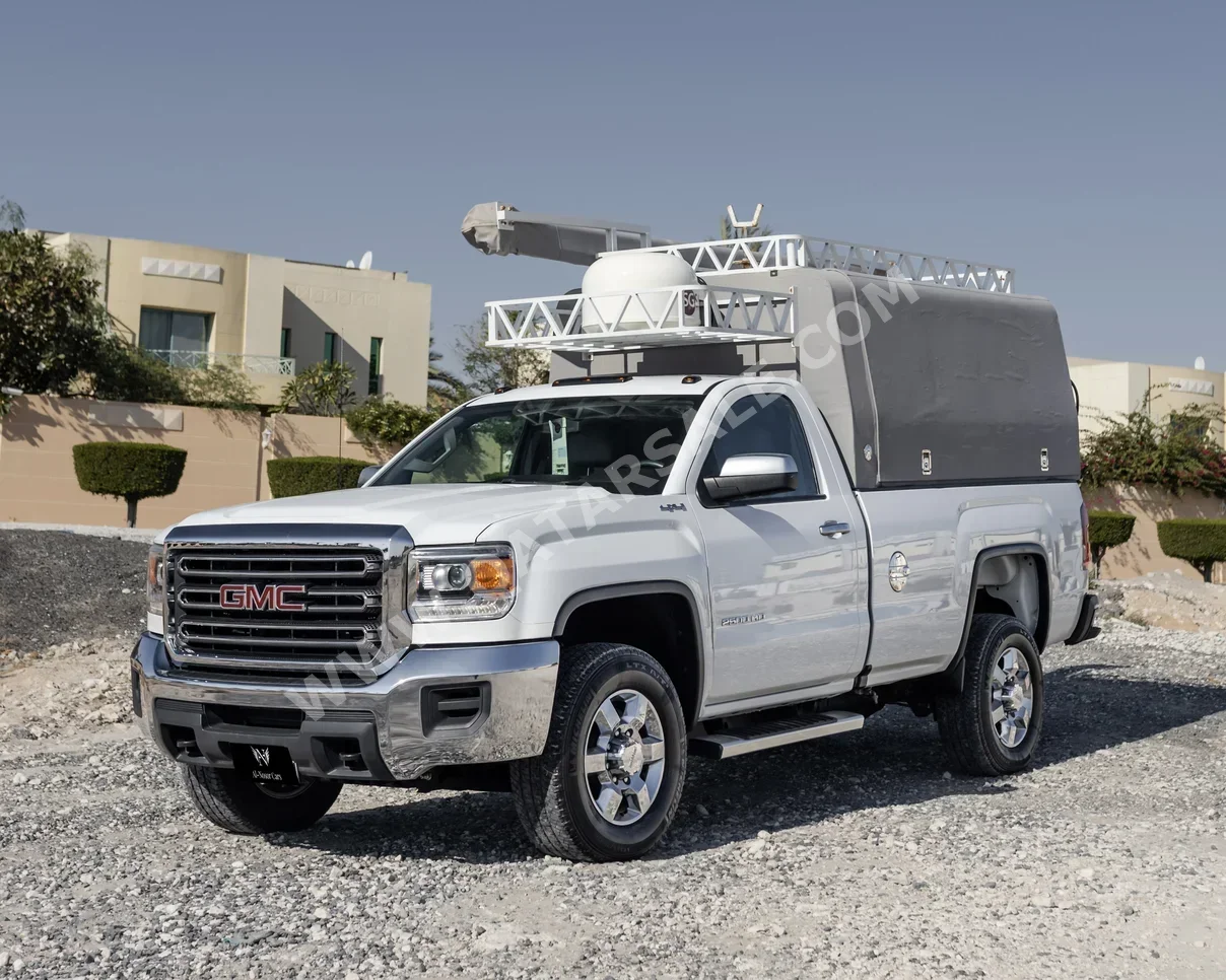 GMC  Sierra  2500 HD  2016  Automatic  54,000 Km  8 Cylinder  Four Wheel Drive (4WD)  Pick Up  White