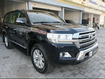 Toyota  Land Cruiser  GXR  2016  Automatic  166,000 Km  8 Cylinder  Four Wheel Drive (4WD)  SUV  Black