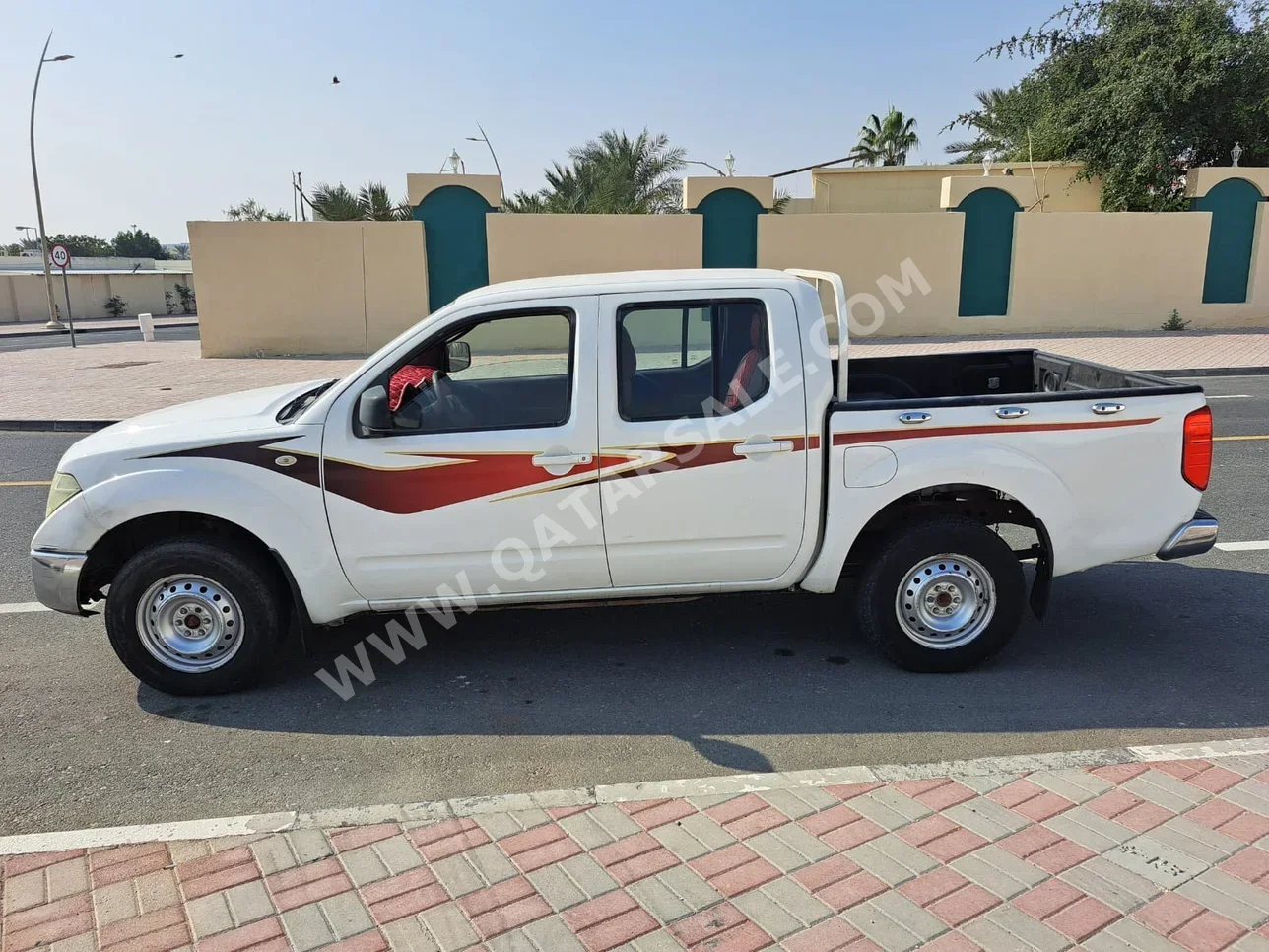 Nissan  Navara  SE  2014  Manual  285,000 Km  4 Cylinder  Rear Wheel Drive (RWD)  Pick Up  White