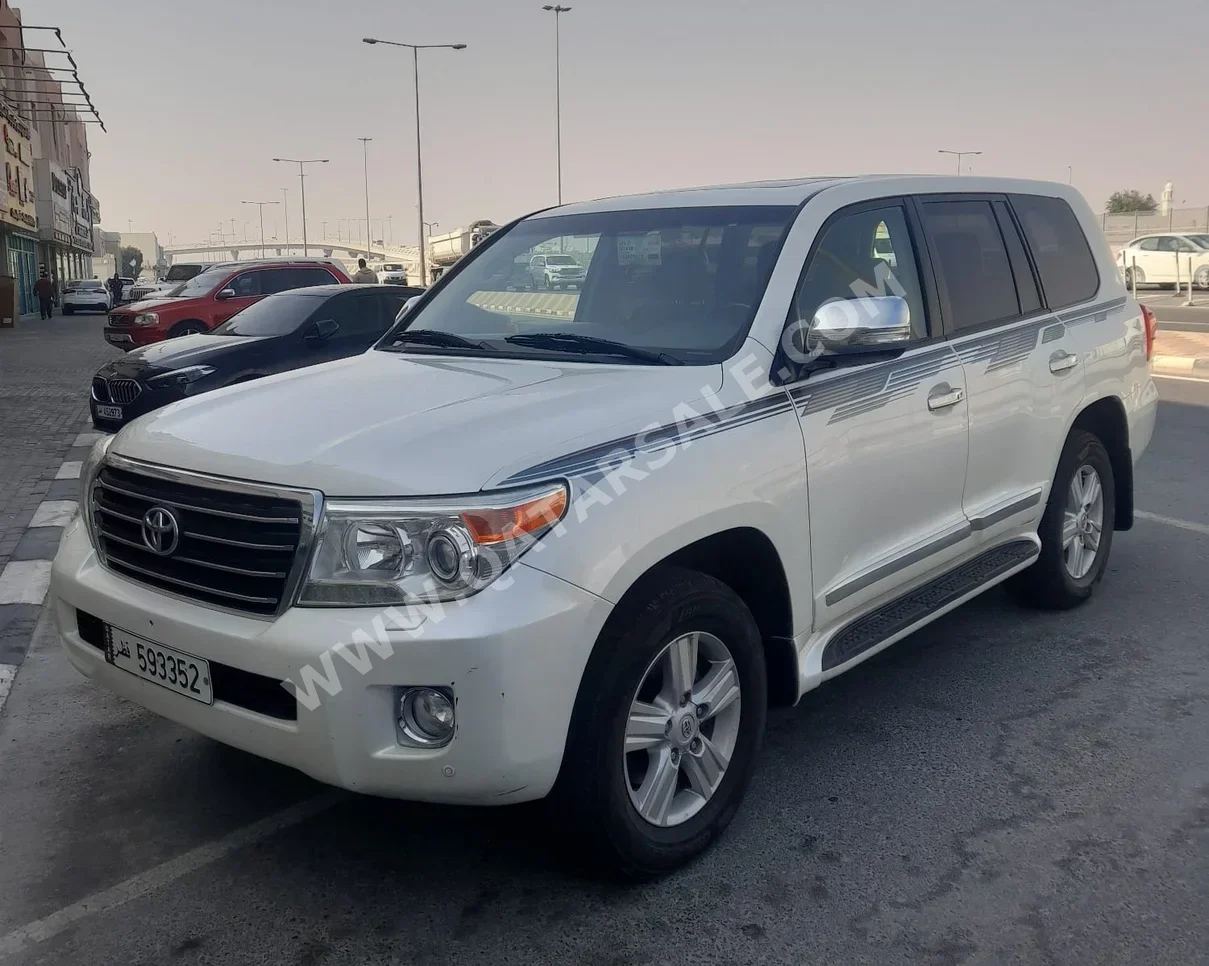 Toyota  Land Cruiser  GXR  2014  Automatic  175,000 Km  8 Cylinder  Four Wheel Drive (4WD)  SUV  White