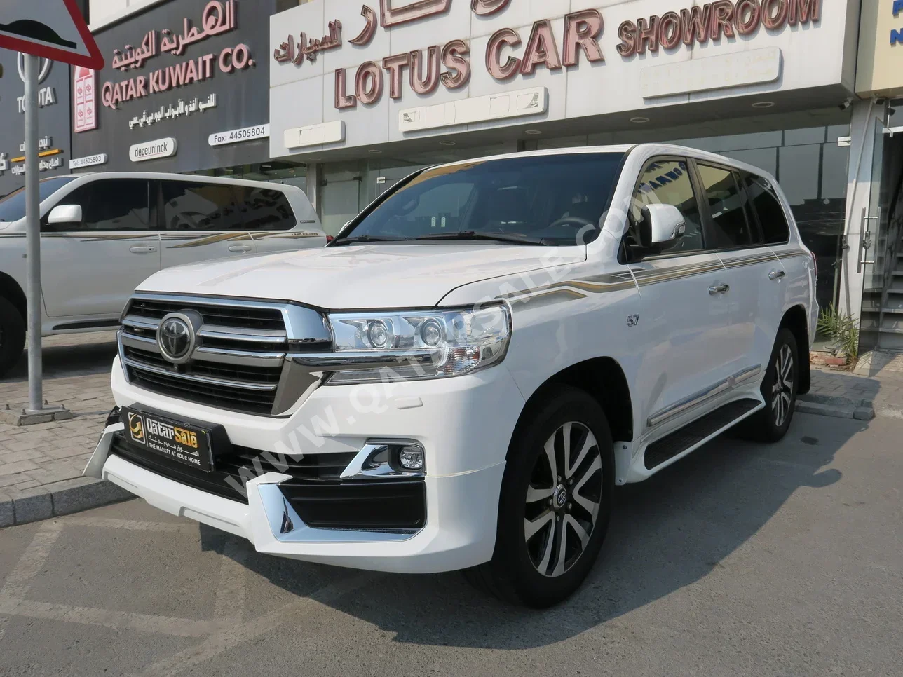 Toyota  Land Cruiser  VXR  2019  Automatic  245,000 Km  8 Cylinder  Four Wheel Drive (4WD)  SUV  White