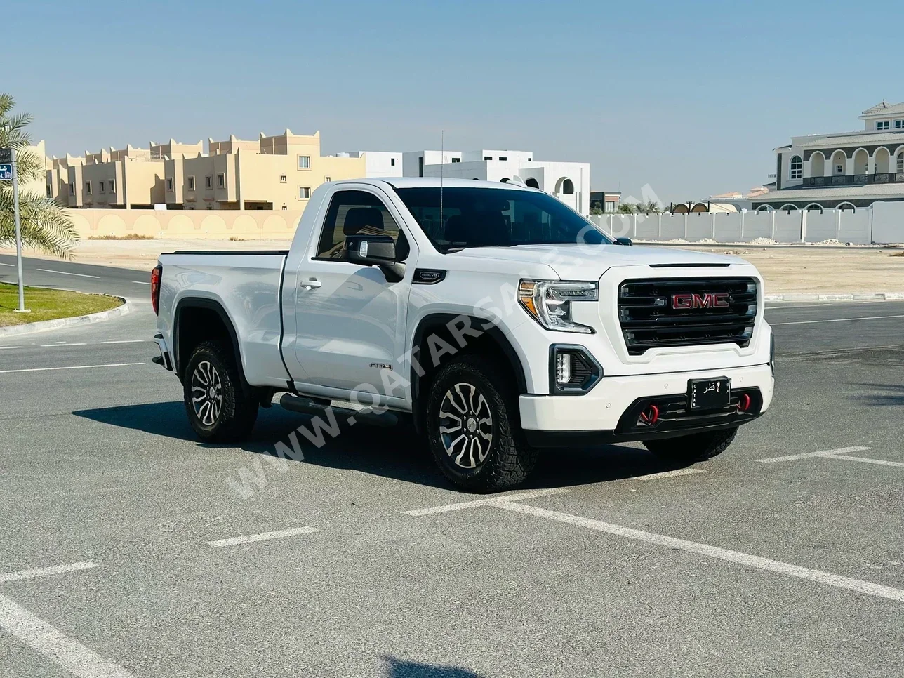 GMC  Sierra  AT4  2022  Automatic  71,000 Km  8 Cylinder  Four Wheel Drive (4WD)  Pick Up  White  With Warranty