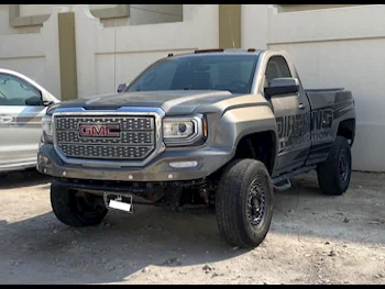 GMC  Sierra  2018  Automatic  128,000 Km  8 Cylinder  Four Wheel Drive (4WD)  Pick Up  Gray