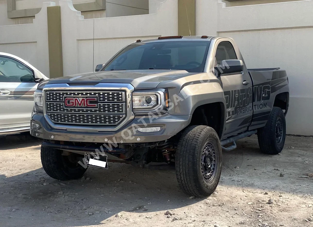 GMC  Sierra  2018  Automatic  128,000 Km  8 Cylinder  Four Wheel Drive (4WD)  Pick Up  Gray