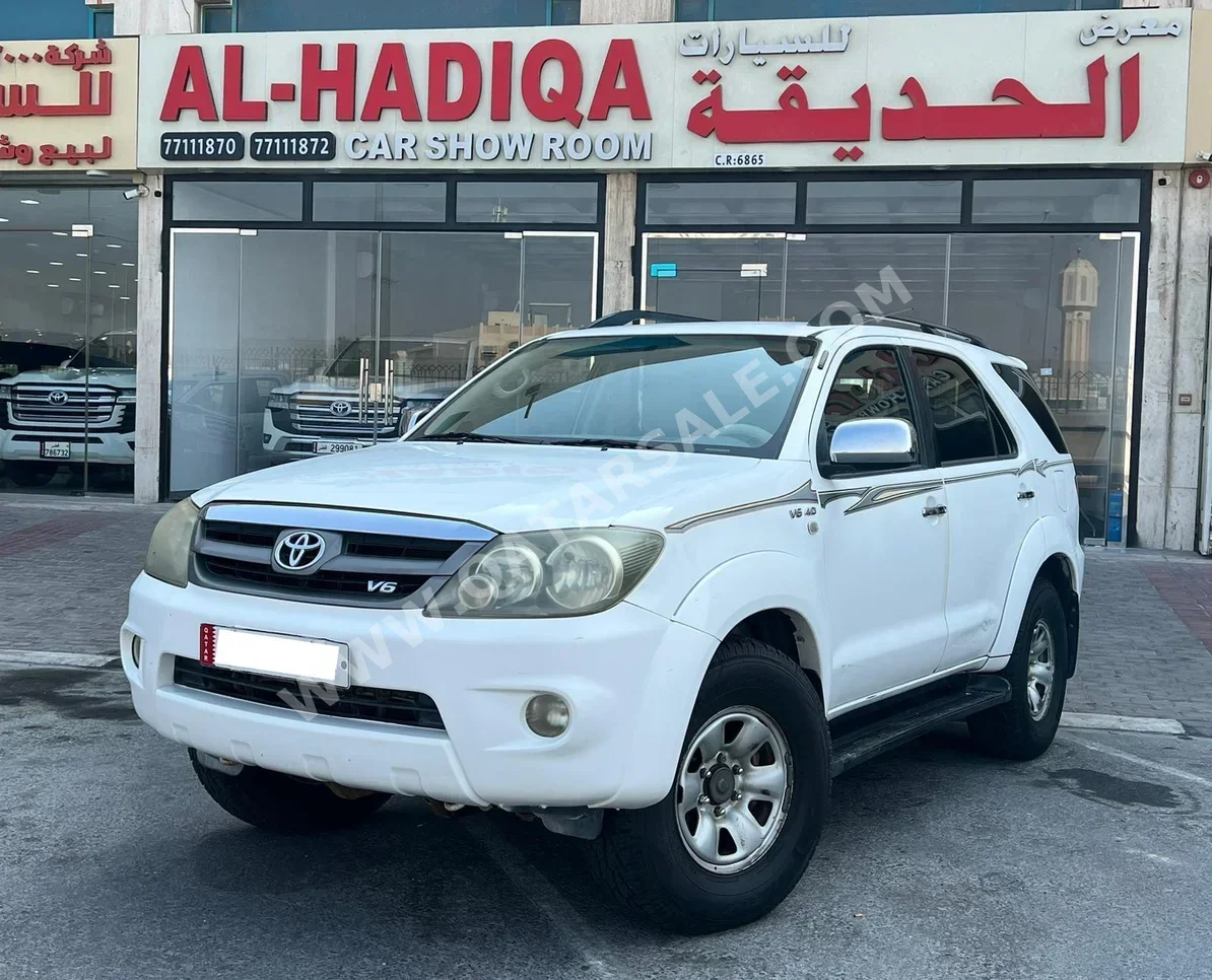 Toyota  Fortuner  2008  Automatic  325,000 Km  6 Cylinder  Four Wheel Drive (4WD)  SUV  White