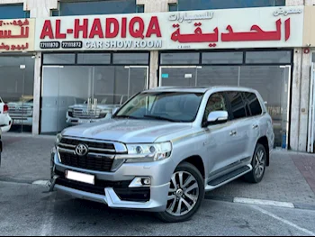 Toyota  Land Cruiser  VXR- Grand Touring S  2019  Automatic  163,000 Km  8 Cylinder  Four Wheel Drive (4WD)  SUV  Silver