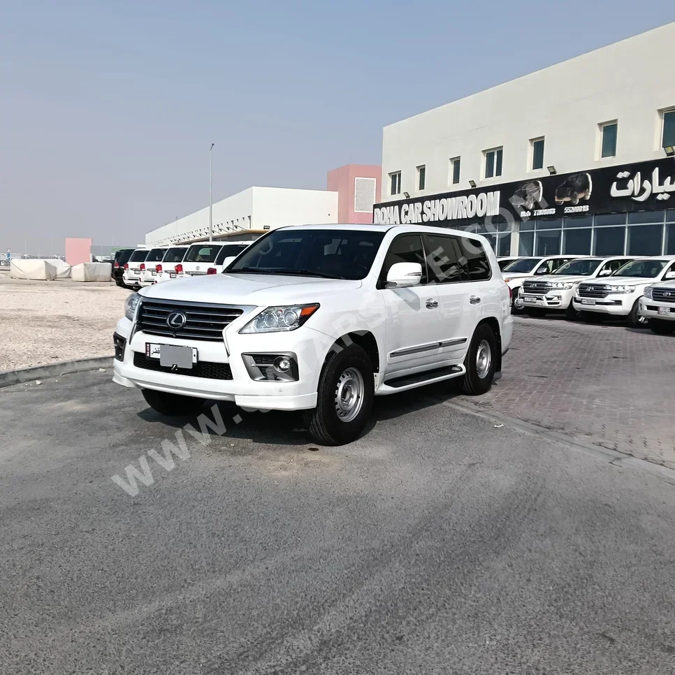 Lexus  LX  570  2014  Automatic  269,000 Km  8 Cylinder  Four Wheel Drive (4WD)  SUV  White