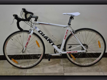 Road Bicycle  - Giant Bike  - Medium (17-18 inch)  - White