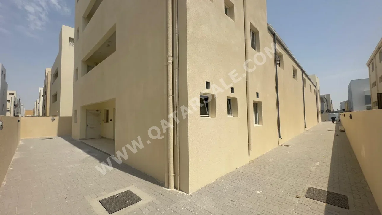 Warehouses & Stores - Al Wakrah  - Wadi Aba Seleel  -Area Size: 1000 Square Meter