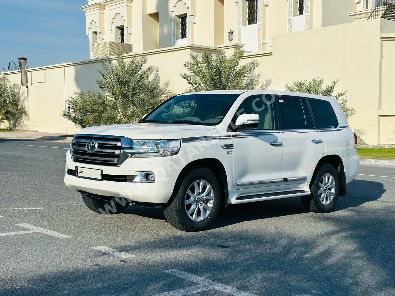 Toyota  Land Cruiser  VXR  2021  Automatic  6,000 Km  8 Cylinder  Four Wheel Drive (4WD)  SUV  White