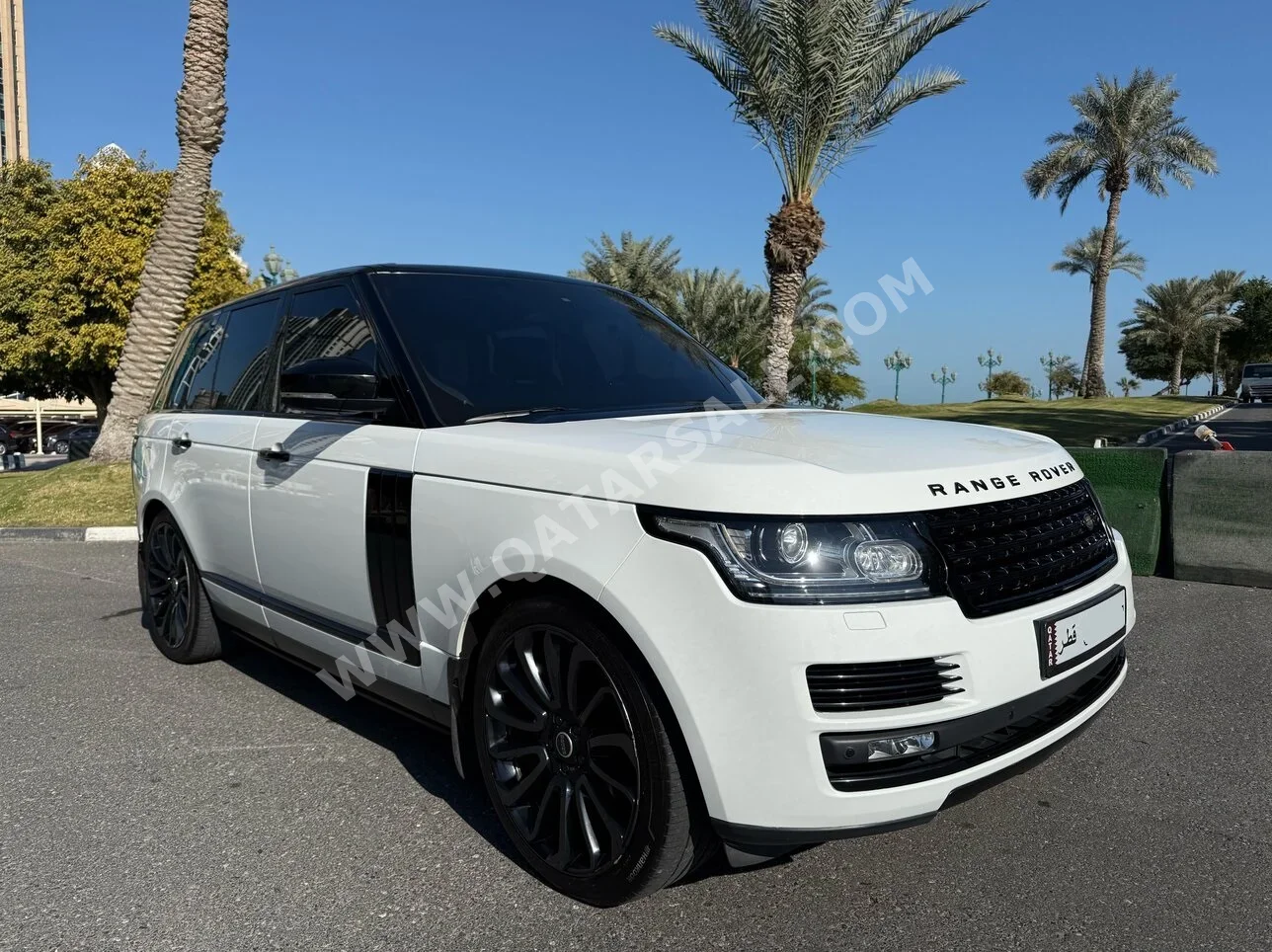 Land Rover  Range Rover  Vogue  2016  Automatic  129,000 Km  8 Cylinder  Four Wheel Drive (4WD)  SUV  White