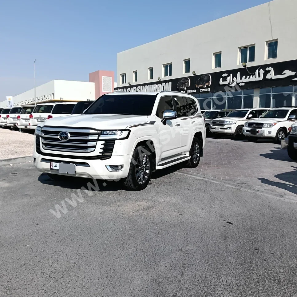 Toyota  Land Cruiser  VXR  2022  Automatic  69,000 Km  8 Cylinder  Four Wheel Drive (4WD)  SUV  White  With Warranty