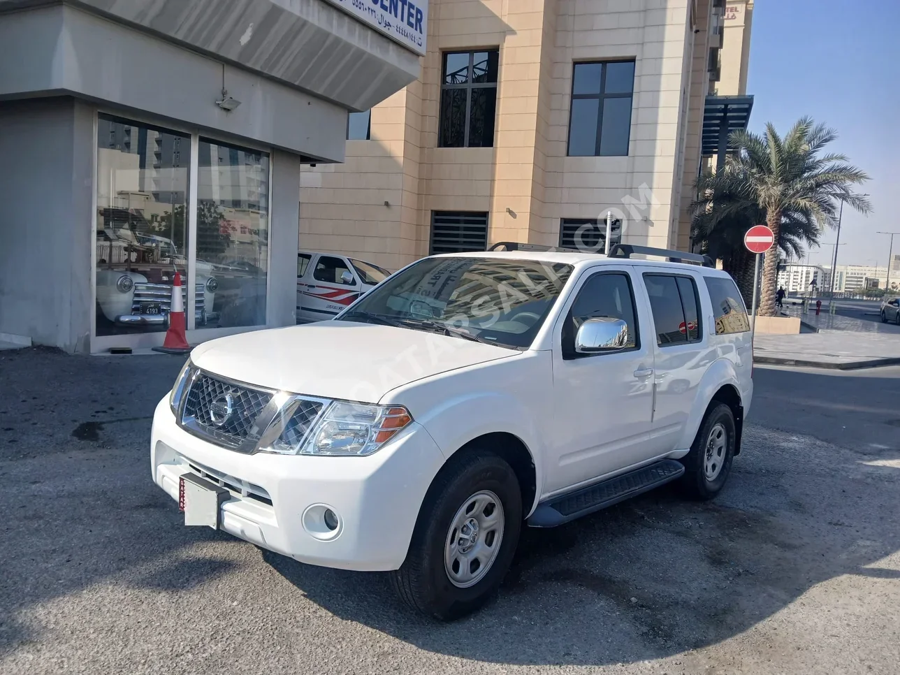 Nissan  Pathfinder  2011  Automatic  120,000 Km  6 Cylinder  Four Wheel Drive (4WD)  SUV  White