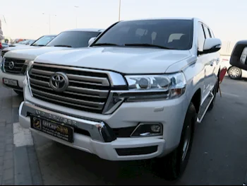 Toyota  Land Cruiser  GXR  2017  Automatic  281,000 Km  8 Cylinder  Four Wheel Drive (4WD)  SUV  White