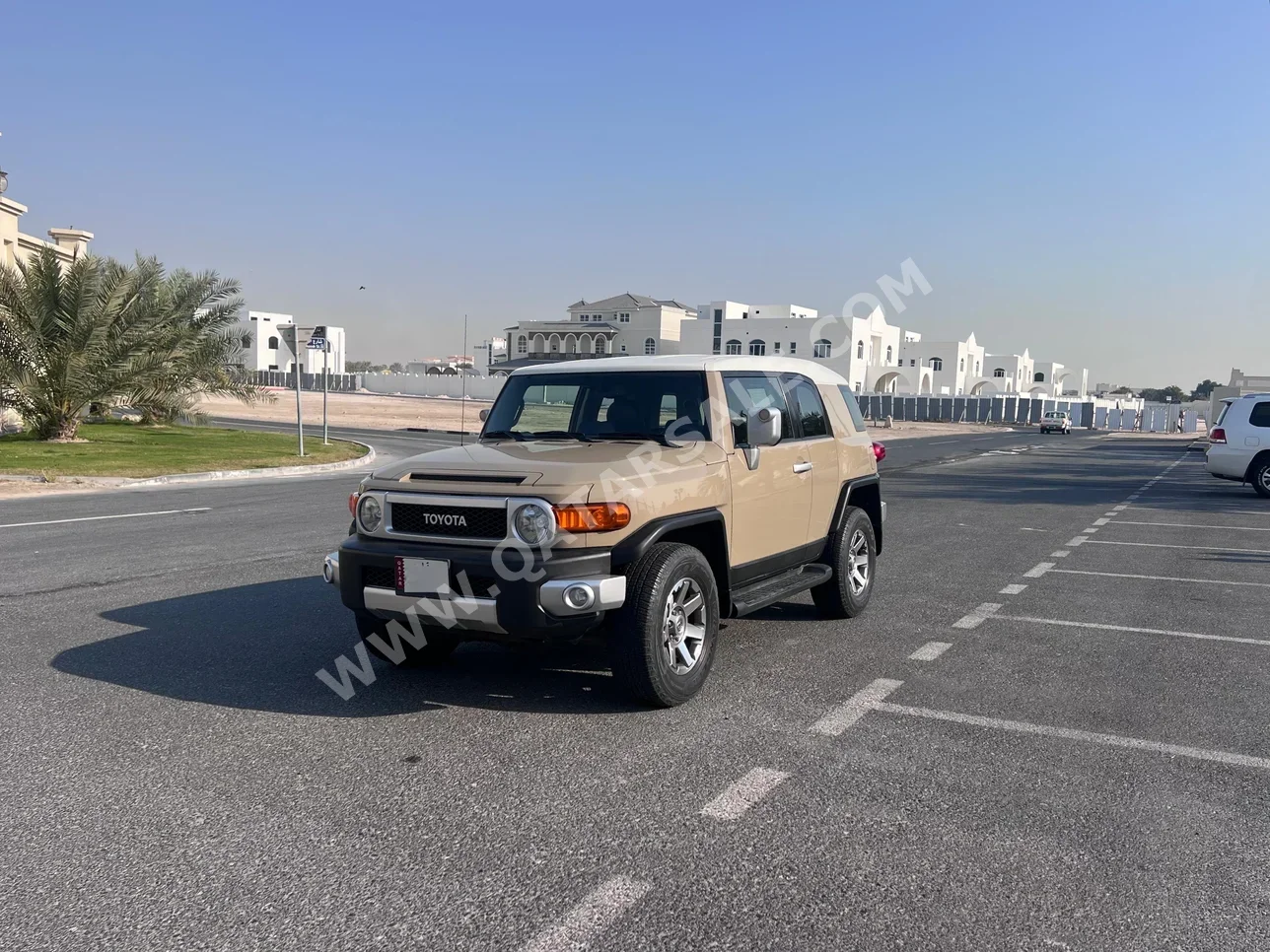 Toyota  FJ Cruiser  2015  Automatic  189,000 Km  6 Cylinder  Four Wheel Drive (4WD)  SUV  Beige