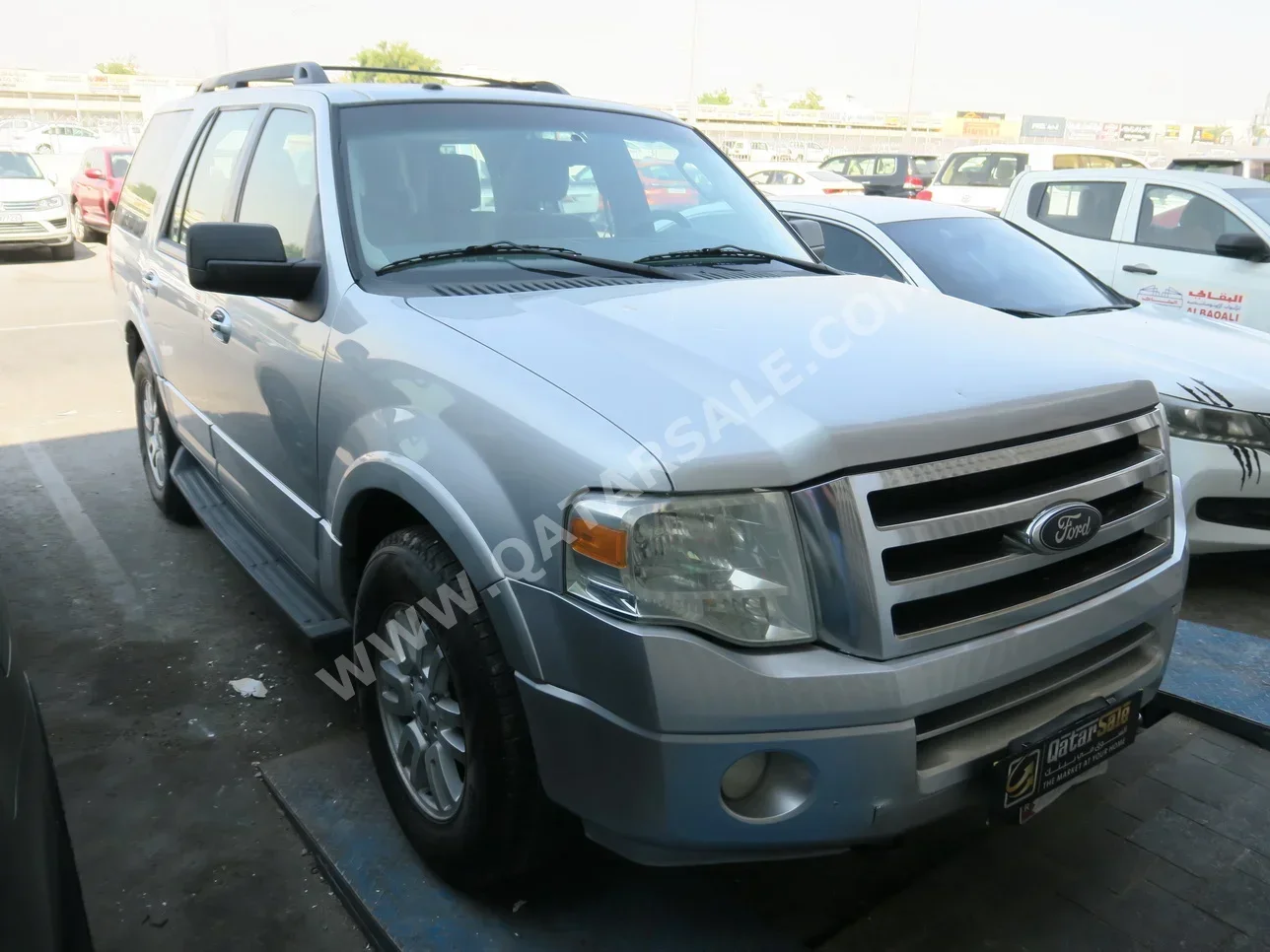 Ford  Expedition  2014  Automatic  192,000 Km  8 Cylinder  Four Wheel Drive (4WD)  SUV  Silver