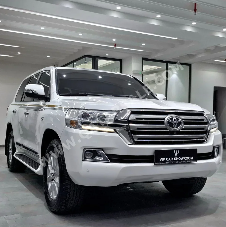 Toyota  Land Cruiser  VXR  2018  Automatic  270,000 Km  8 Cylinder  Four Wheel Drive (4WD)  SUV  White