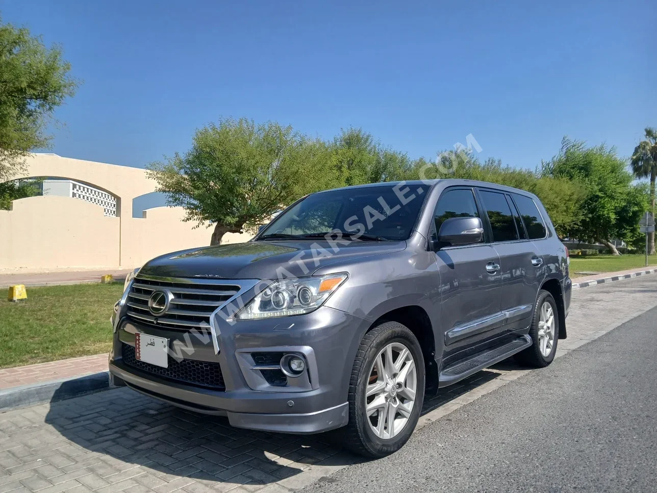 Lexus  LX  570  2013  Automatic  308,000 Km  8 Cylinder  Four Wheel Drive (4WD)  SUV  Gray