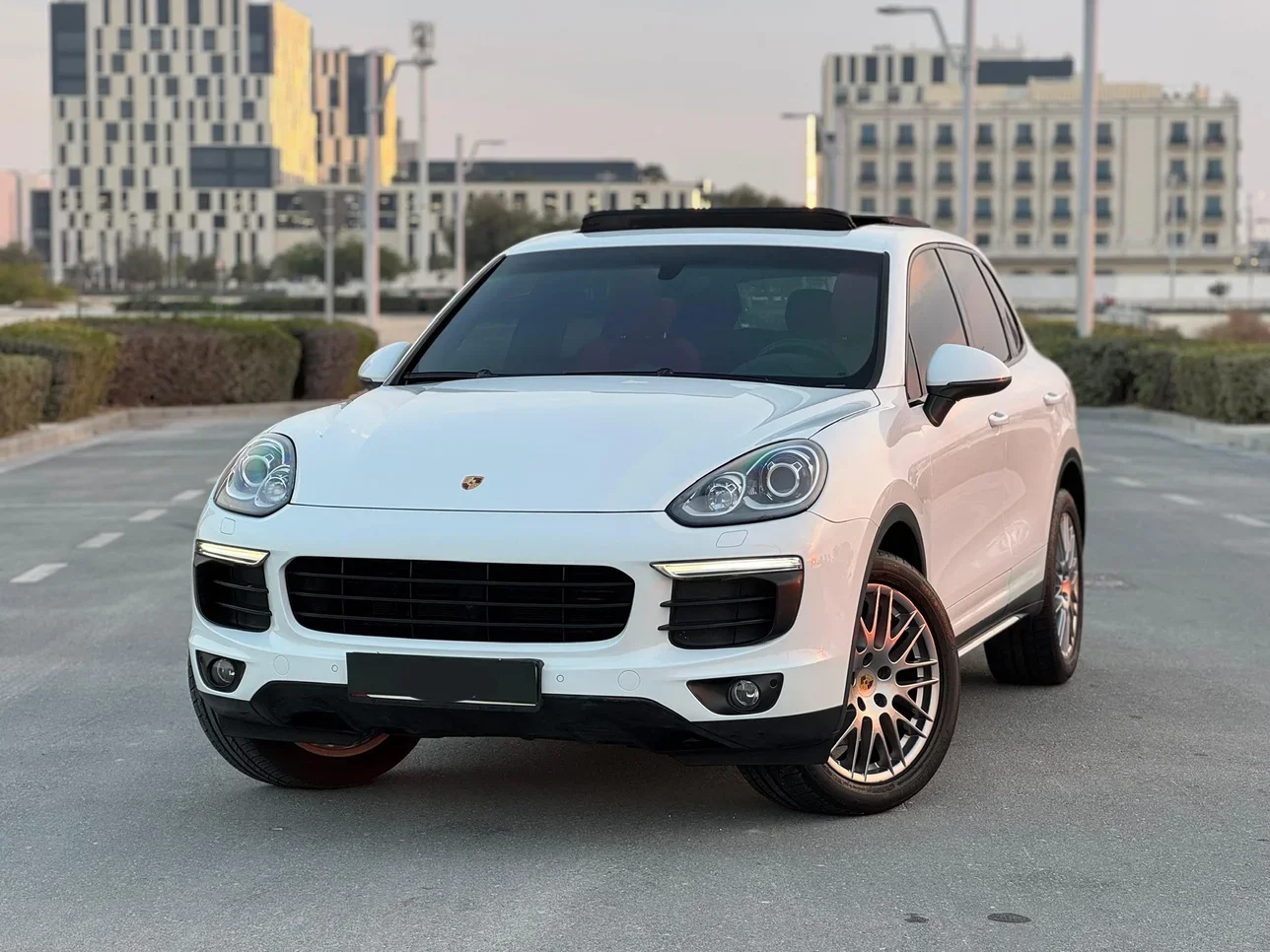 Porsche  Cayenne  2016  Automatic  125,000 Km  6 Cylinder  Four Wheel Drive (4WD)  SUV  White