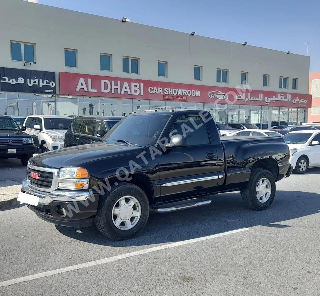 GMC  Sierra  2005  Automatic  260,000 Km  8 Cylinder  Four Wheel Drive (4WD)  Pick Up  Black