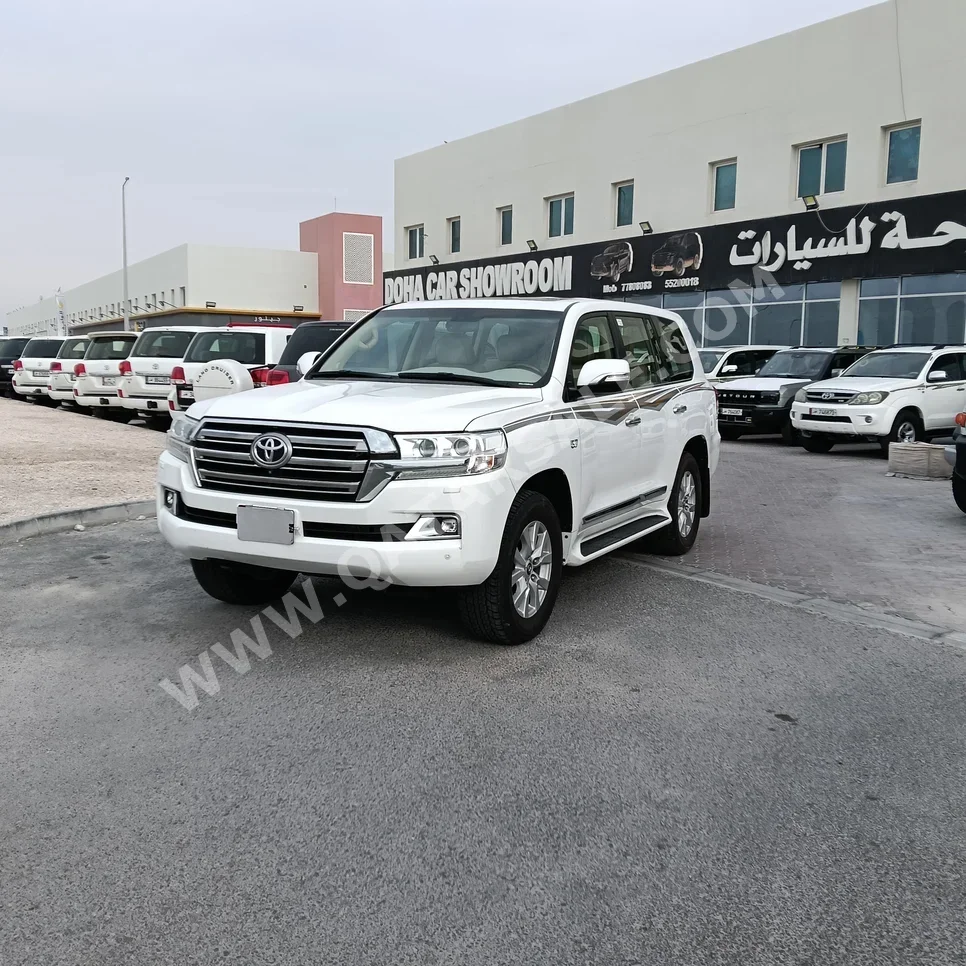 Toyota  Land Cruiser  VXR  2016  Automatic  113,000 Km  8 Cylinder  Four Wheel Drive (4WD)  SUV  White