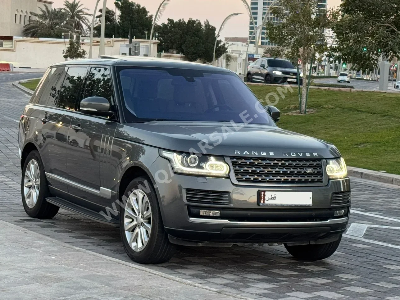  Land Rover  Range Rover  Vogue  2016  Automatic  99,000 Km  8 Cylinder  Four Wheel Drive (4WD)  SUV  Gray  With Warranty