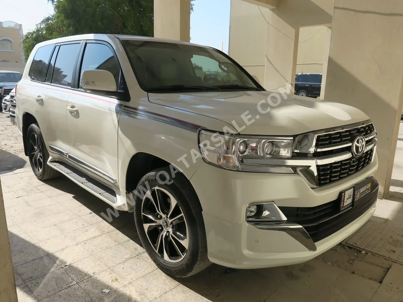 Toyota  Land Cruiser  GXR  2019  Automatic  120,000 Km  6 Cylinder  Four Wheel Drive (4WD)  SUV  White