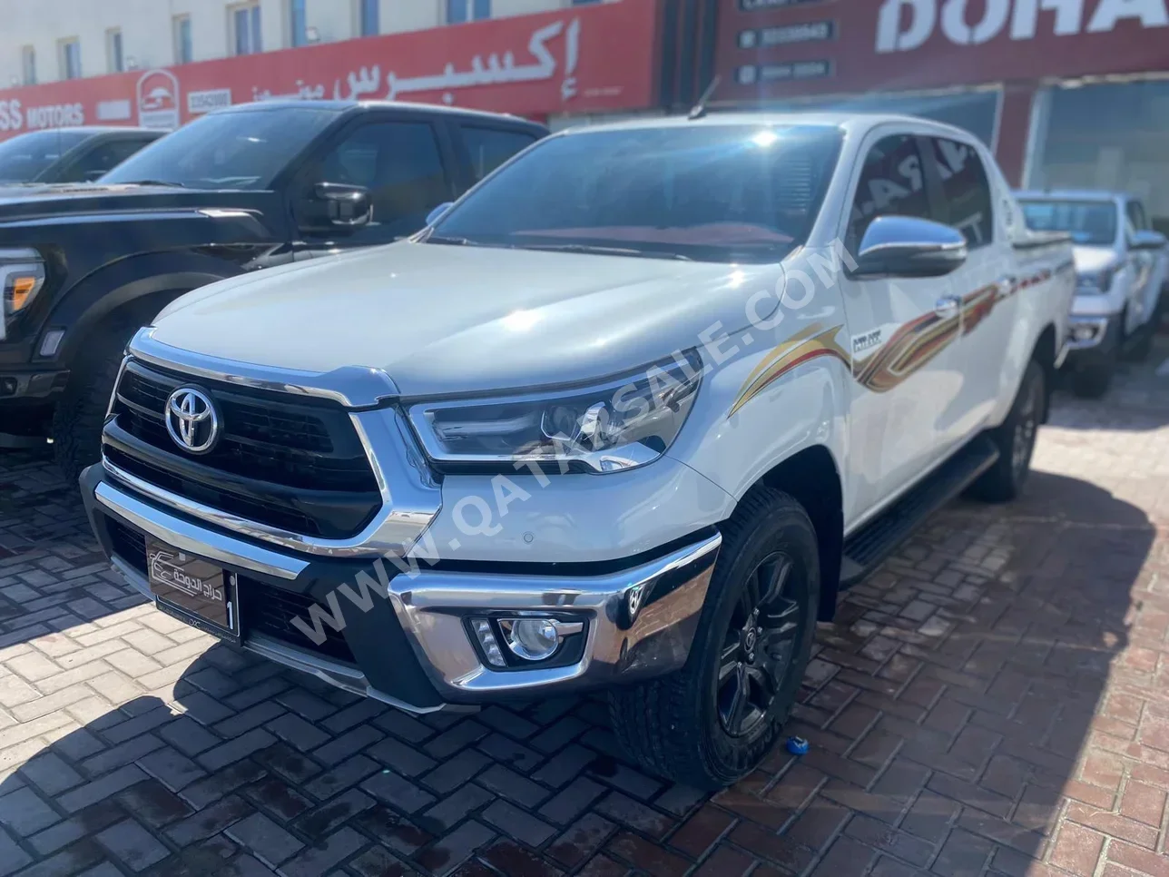 Toyota  Hilux  SR5  2024  Automatic  11,000 Km  4 Cylinder  Four Wheel Drive (4WD)  Pick Up  White