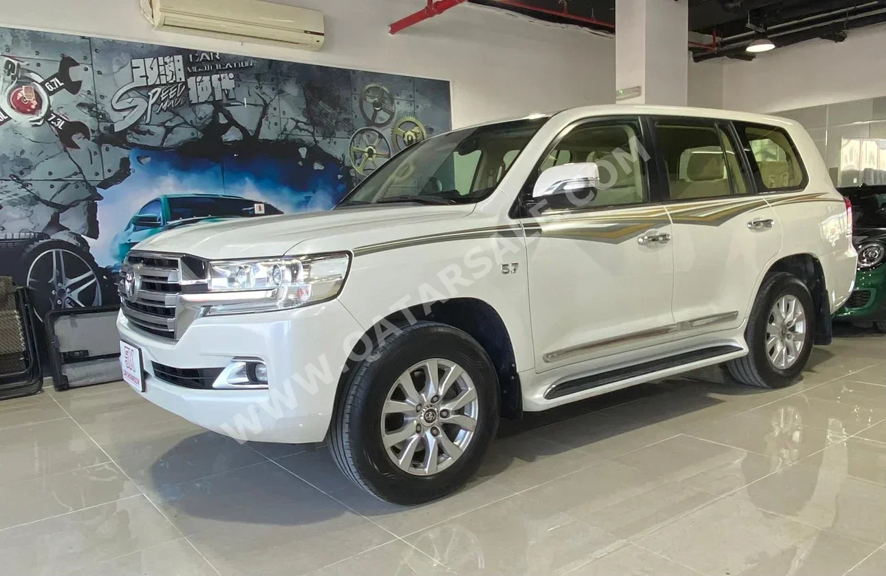 Toyota  Land Cruiser  VXR  2016  Automatic  349,000 Km  8 Cylinder  Four Wheel Drive (4WD)  SUV  White