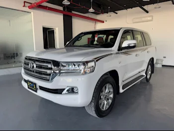 Toyota  Land Cruiser  VXR  2017  Automatic  296,000 Km  8 Cylinder  Four Wheel Drive (4WD)  SUV  White