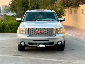 GMC  Sierra  2500 HD  2013  Automatic  240,000 Km  8 Cylinder  Four Wheel Drive (4WD)  Pick Up  Silver