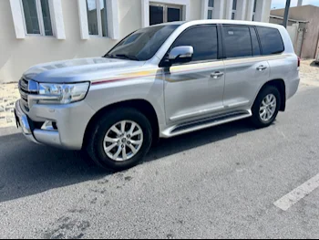 Toyota  Land Cruiser  GXR  2016  Automatic  210,000 Km  8 Cylinder  Four Wheel Drive (4WD)  SUV  Silver