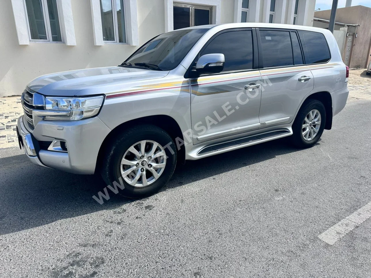 Toyota  Land Cruiser  GXR  2016  Automatic  210,000 Km  8 Cylinder  Four Wheel Drive (4WD)  SUV  Silver