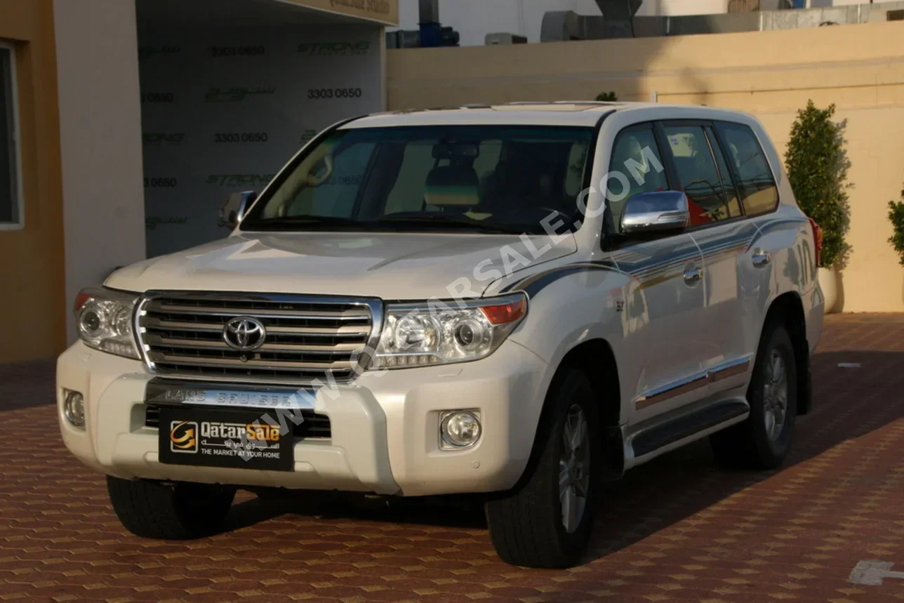 Toyota  Land Cruiser  VXR  2013  Automatic  385,000 Km  8 Cylinder  Four Wheel Drive (4WD)  SUV  White