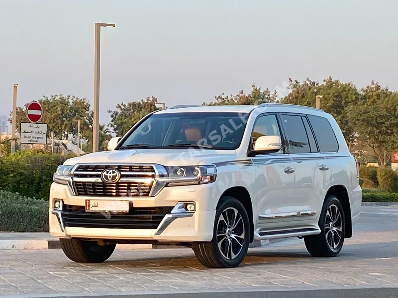 Toyota  Land Cruiser  GXR- Grand Touring  2021  Automatic  112,000 Km  6 Cylinder  Four Wheel Drive (4WD)  SUV  White